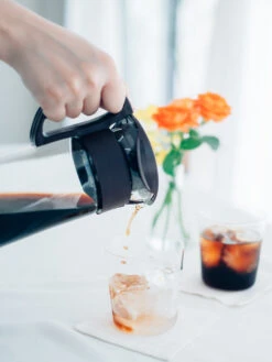 HARIO Mizudashi Cold Brewer -Hario hario mcpn 14 b mizudashi cold brewer black pouring 1