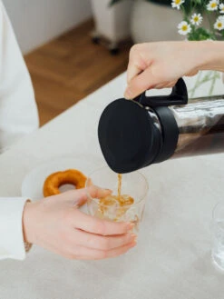 HARIO Mizudashi Cold Brewer -Hario hario mcpn 14 b mizudashi cold brewer black pouring 3