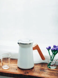 HARIO SIMPLY Stainless Thermal Pot -Hario hario s stp 600 w simply stainless thermal pot in use 2