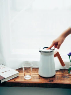 HARIO SIMPLY Stainless Thermal Pot -Hario hario s stp 600 w simply stainless thermal pot in use 3